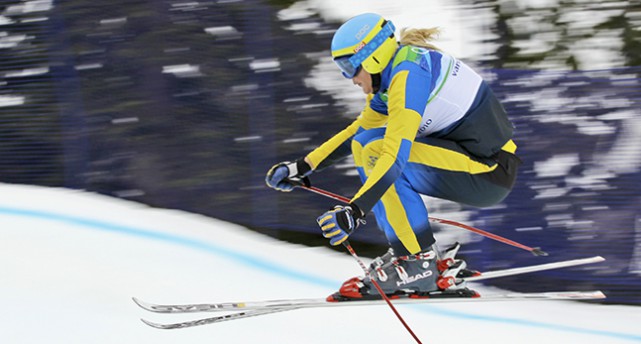 Anna Holmlund åker utför en backe. Hon ses i profil. Bilden är från 2010.