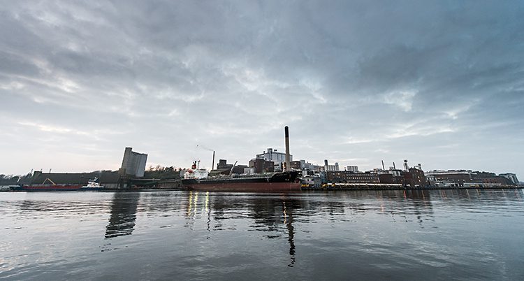 Hamnen i Karlshamn, fotad från vattnet.