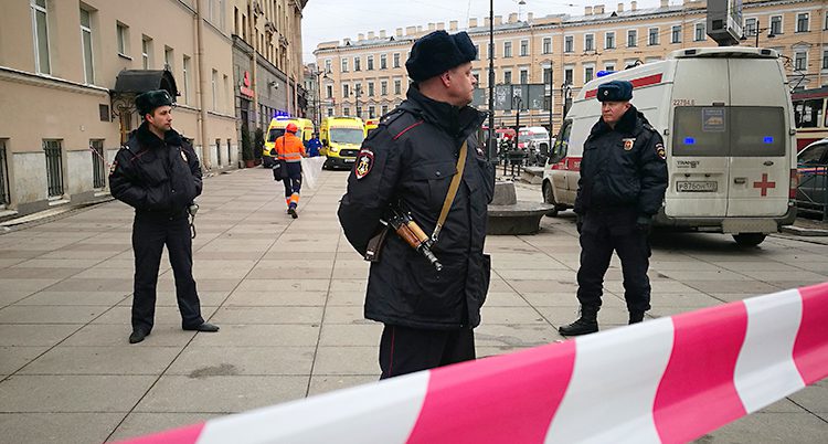 Poliser i staden S:t Petersburg.