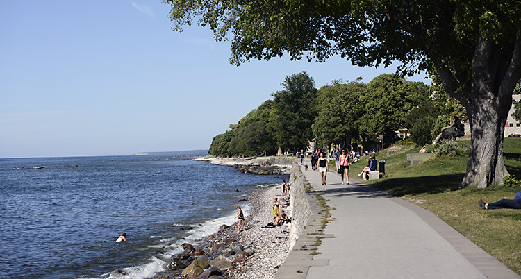 En strandpromenad i Visby på Gotland.