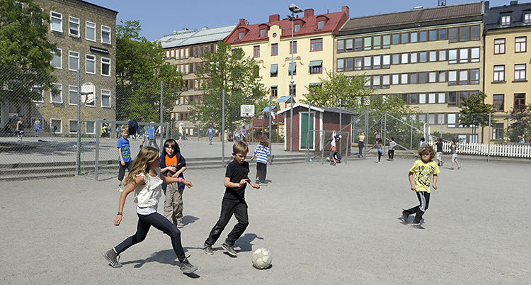 Barn leker på skolgården