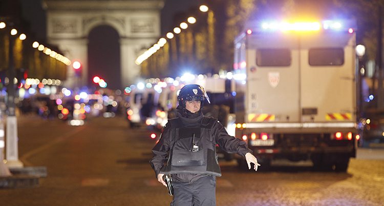 En polis framför triumfbågen i Paris