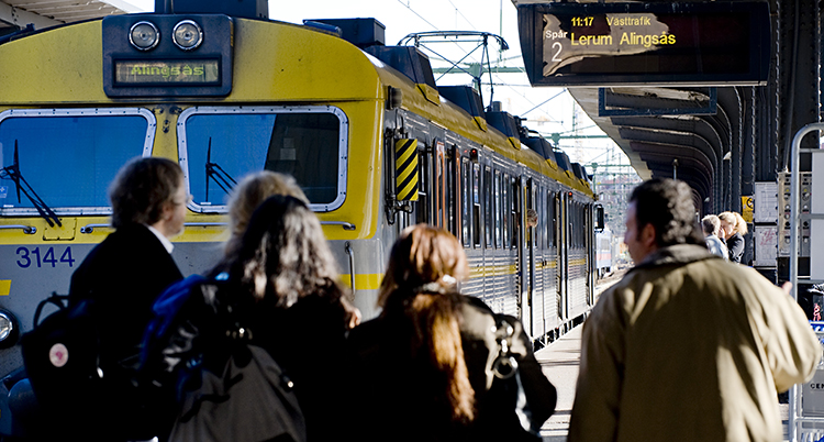 Människor på en perrong på väg mot ett tåg