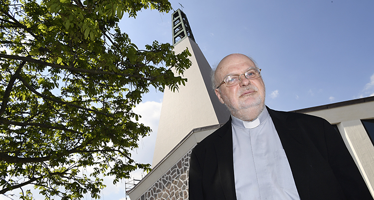 Anders Arborelius utanför en kyrka.