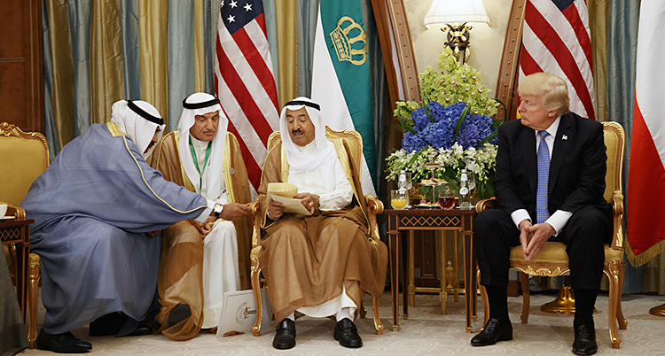 Donald Trump tillsammans med ledare från landet Kuwait.