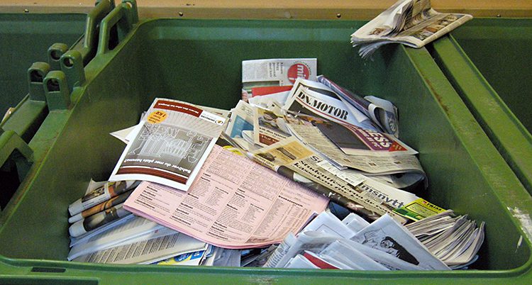 Massor av gamla tidningar i en grön låda