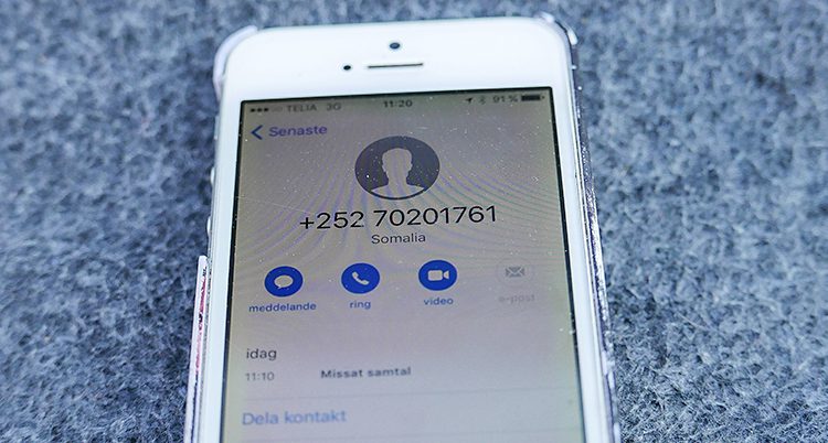 En mobiltelefon med ett samtal från ett nummer som börjar med +252