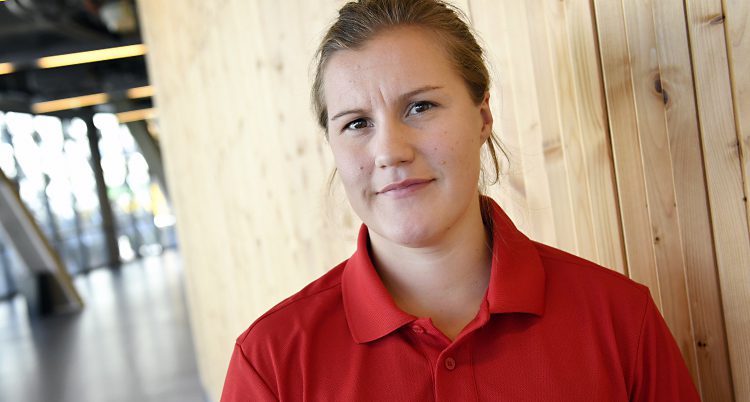 En ansiktsbild på Emma Eliasson. Hon ser glad ut och bär en röd pikétröja.
