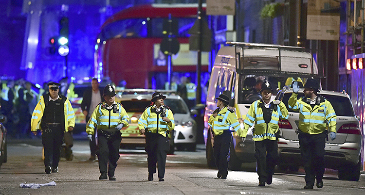 Poliser går i bredd i London.