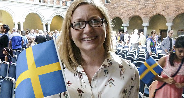 Tiffany Orvet håller i en svensk flagga