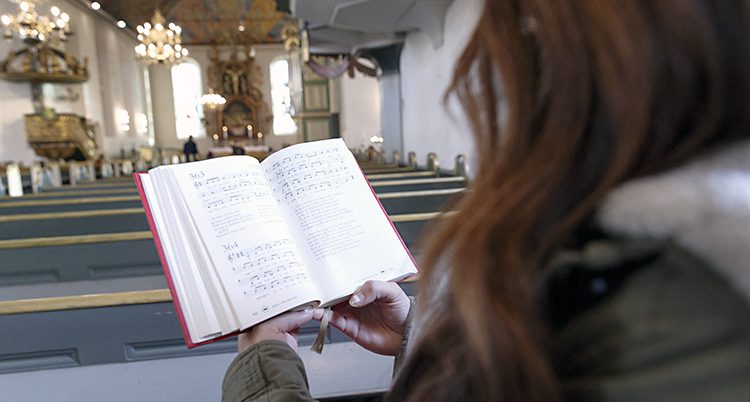 En flicka i en kyrka.