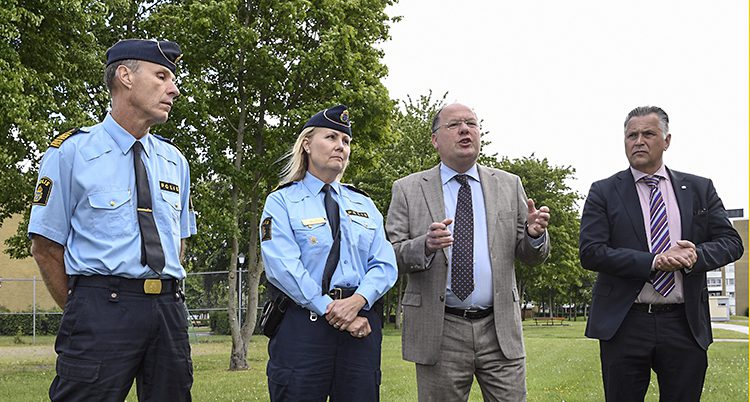 Politiker och poliser i området Karlslund