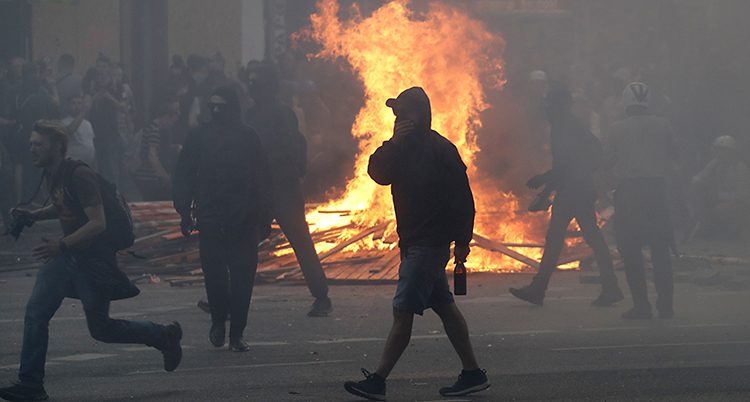 Våldsamma demonstranter tände eld på bilar