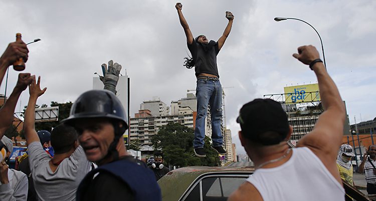 En demonstrant på en bil i Venezuela.