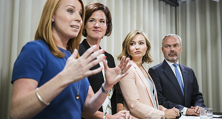 De fyra partiledarna vid talarstolar. Annie Löff är närmast kameran och pratar.