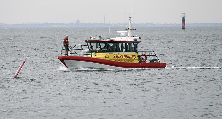 En båt från den svenska sjöräddningen åker i havet.