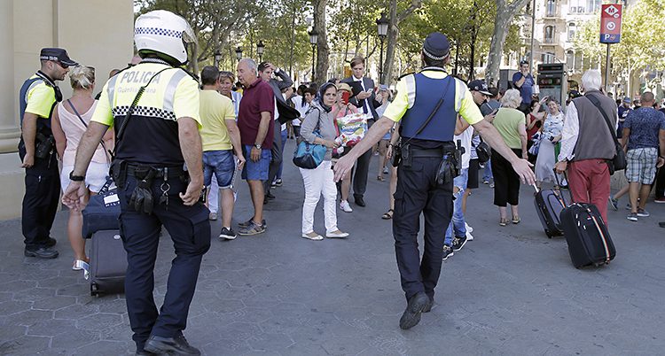 Poliser motar bort folk från Ramblas