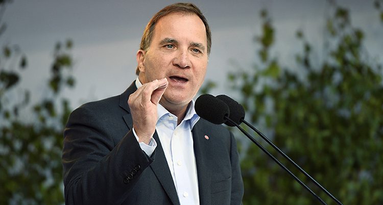 Stefan Löfven lovar mer pengar till poliserna.