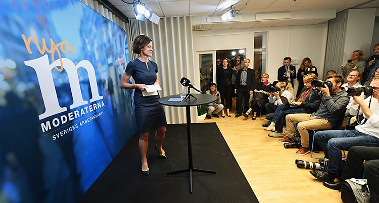 Anna Kinberg Batra på presskonferens.