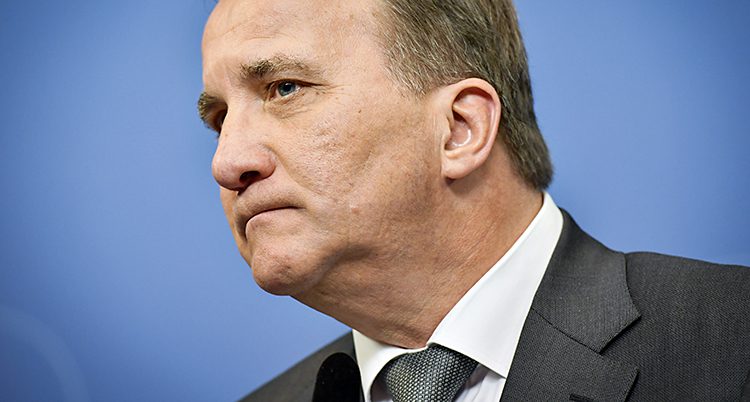 Ansiktsbild på Stefan Löfven. Han ser sammanbiten ut.