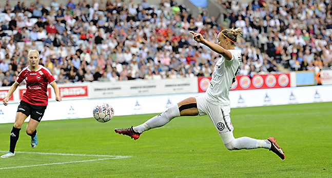 Rosengårds Sanne Troelsgaard sträcker ut ett ben för att ta fotbollen på planen.