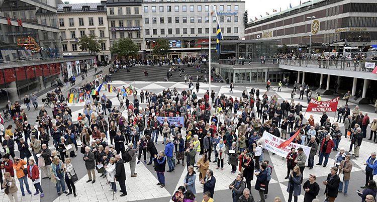 Folk protesterar mot militärernas övnin