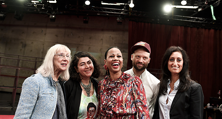 Kulturminister Alice Bah Khunke och ledare för teatern