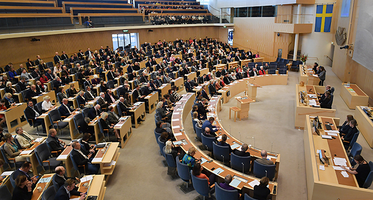 Politikerna röstar om försvarsministern
