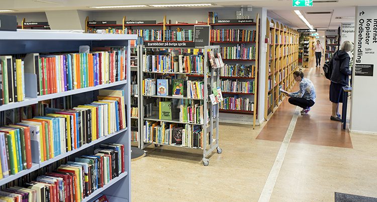 Bokhyllor med böcker i ett bibliotek.