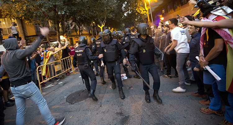 Poliser och demonstranter i Spanien.