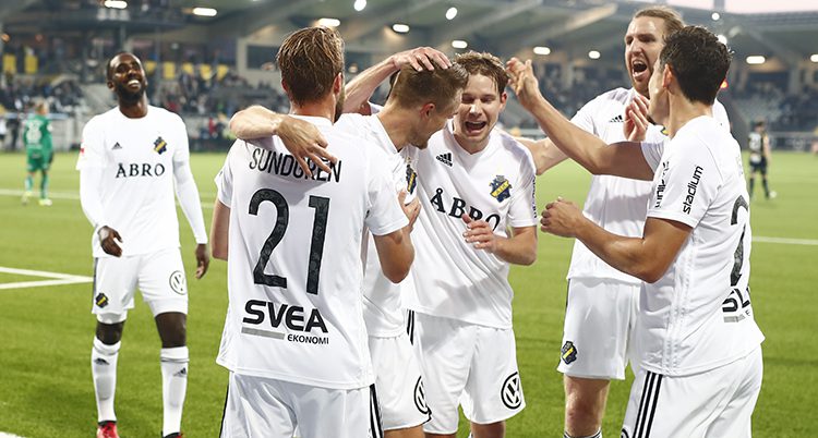 Glada spelare firar ett mål av AIK