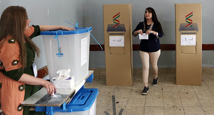 En kurdisk kvinna röstar