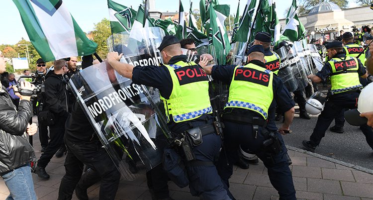 Poliser stoppar nazisterna.