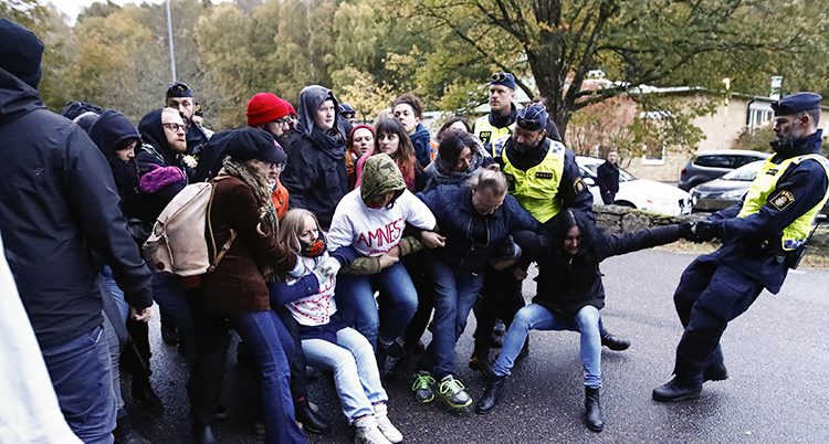 Bråk mellan poliser och demonstranter