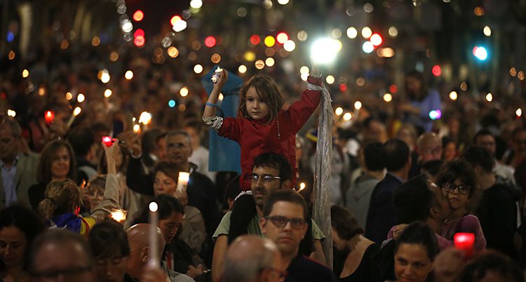 Folk protesterar i Barcelona