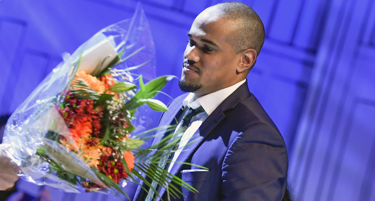 Johannes Anyuru med en bukett blommor.