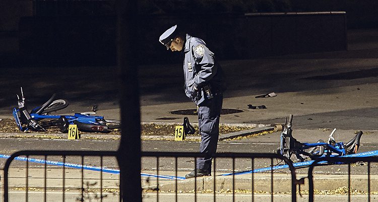 En polis på platsen där åtta människor dödades