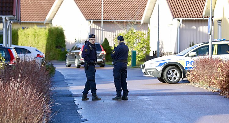 Poliser vid huset i Västerås.