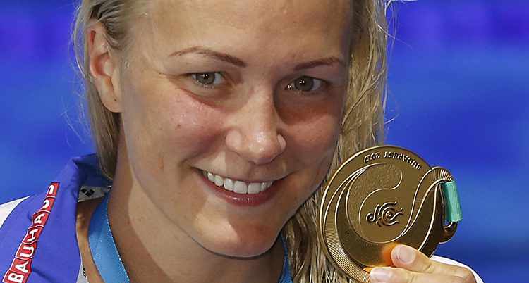 Sarah Sjöström visar upp en medalj