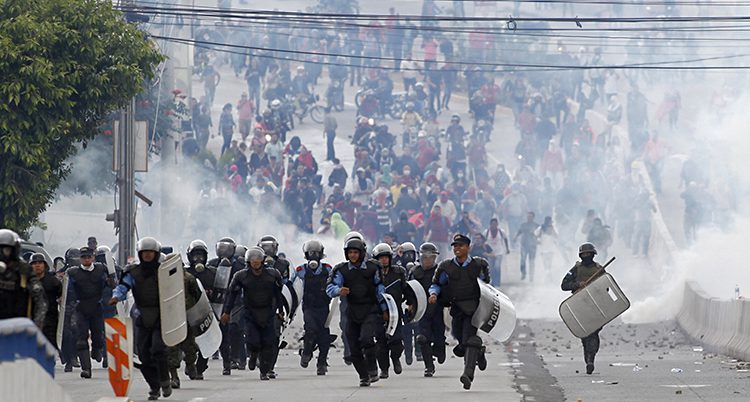 Poliser och demonstranter i landet Honduras
