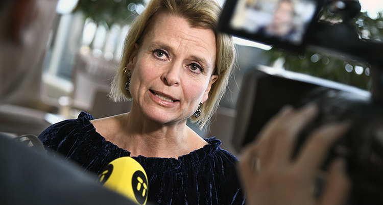 Åsa Regner pratar med journalister.