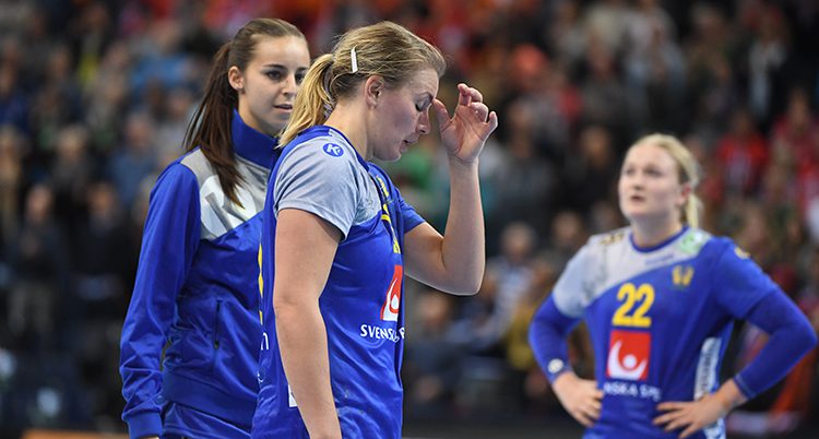SVeriges spelare Isabelle Gulldén och Hanna Blomstrand ser besvikna ut på planen efter att ha förlorat matchen.