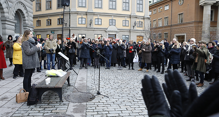 En grupp människor på ett torg i gamla stan i Stockholm