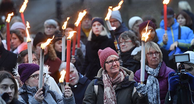 Folk protesterar i Stockholm