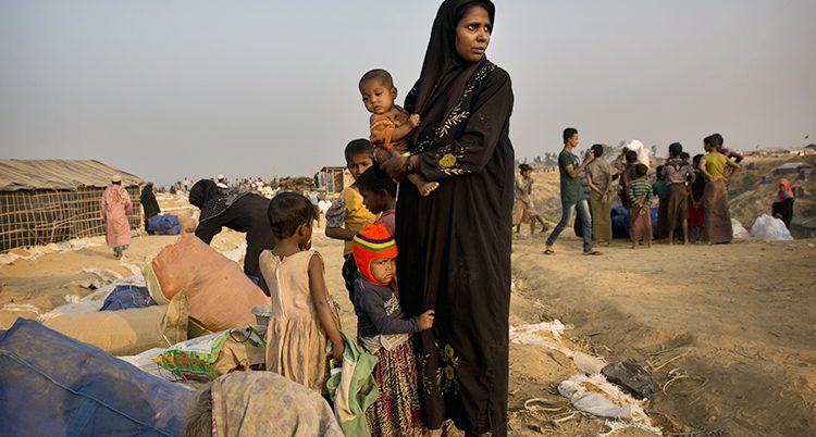 Människor väntar i ett läger för flyktingar i landet Bangladesh.