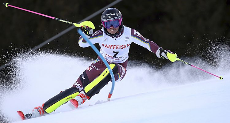 Frida Hansdotter åker slalom