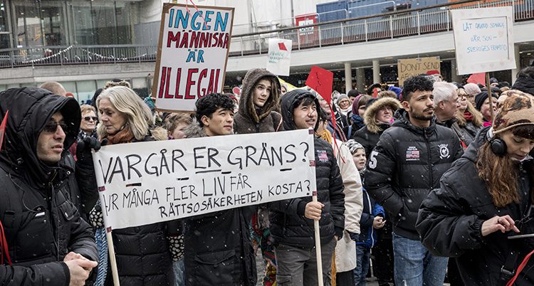 Folk demonstrerar i Stockholm
