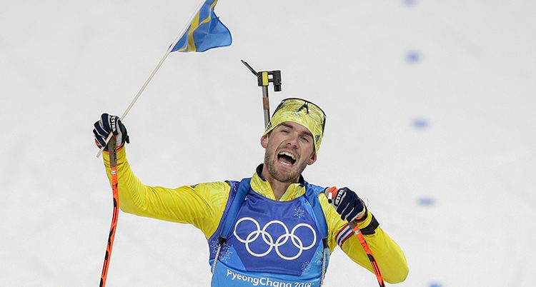 Fredrik Lindspröm har en liten svensk flagga som han viftar med och skriker