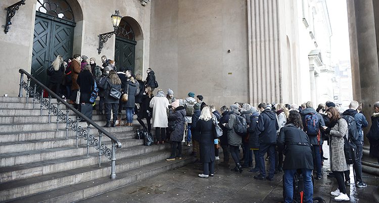 Folk köar för att se rättegången mot Peter Madsen