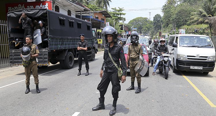 Poliser vaktar l Sri Lanka